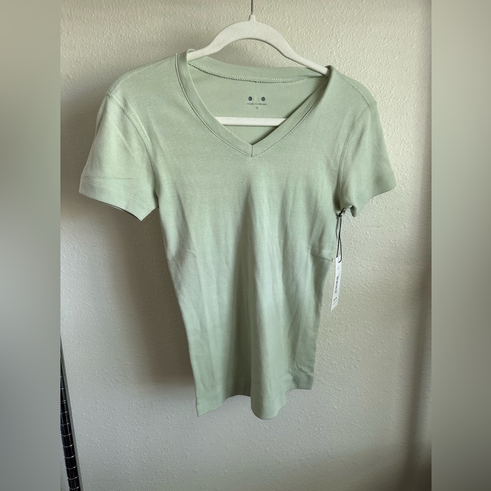 THREE DOTS MINT GREEN V-Neck Top.